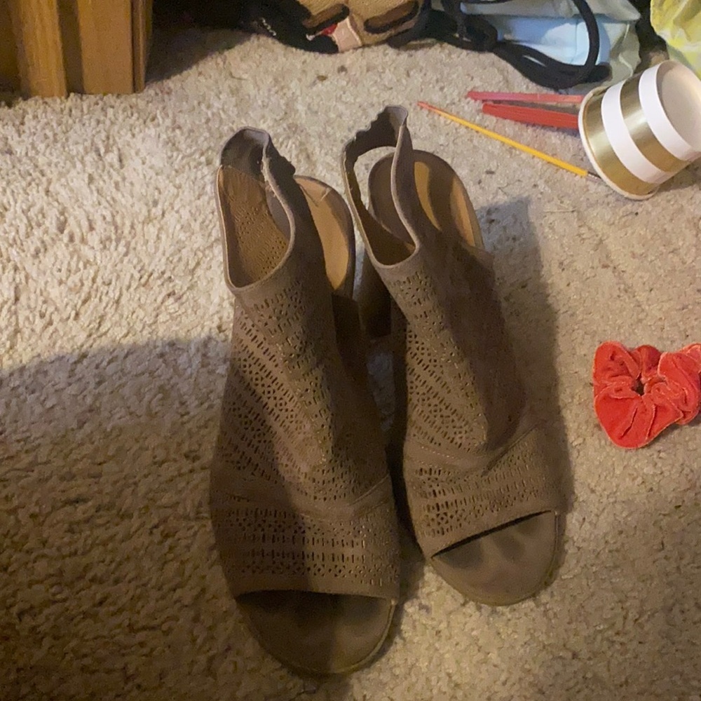 Tan size 10 adorable wedges!